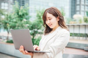パソコンを操作する女性