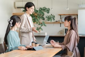 会議をする女性達